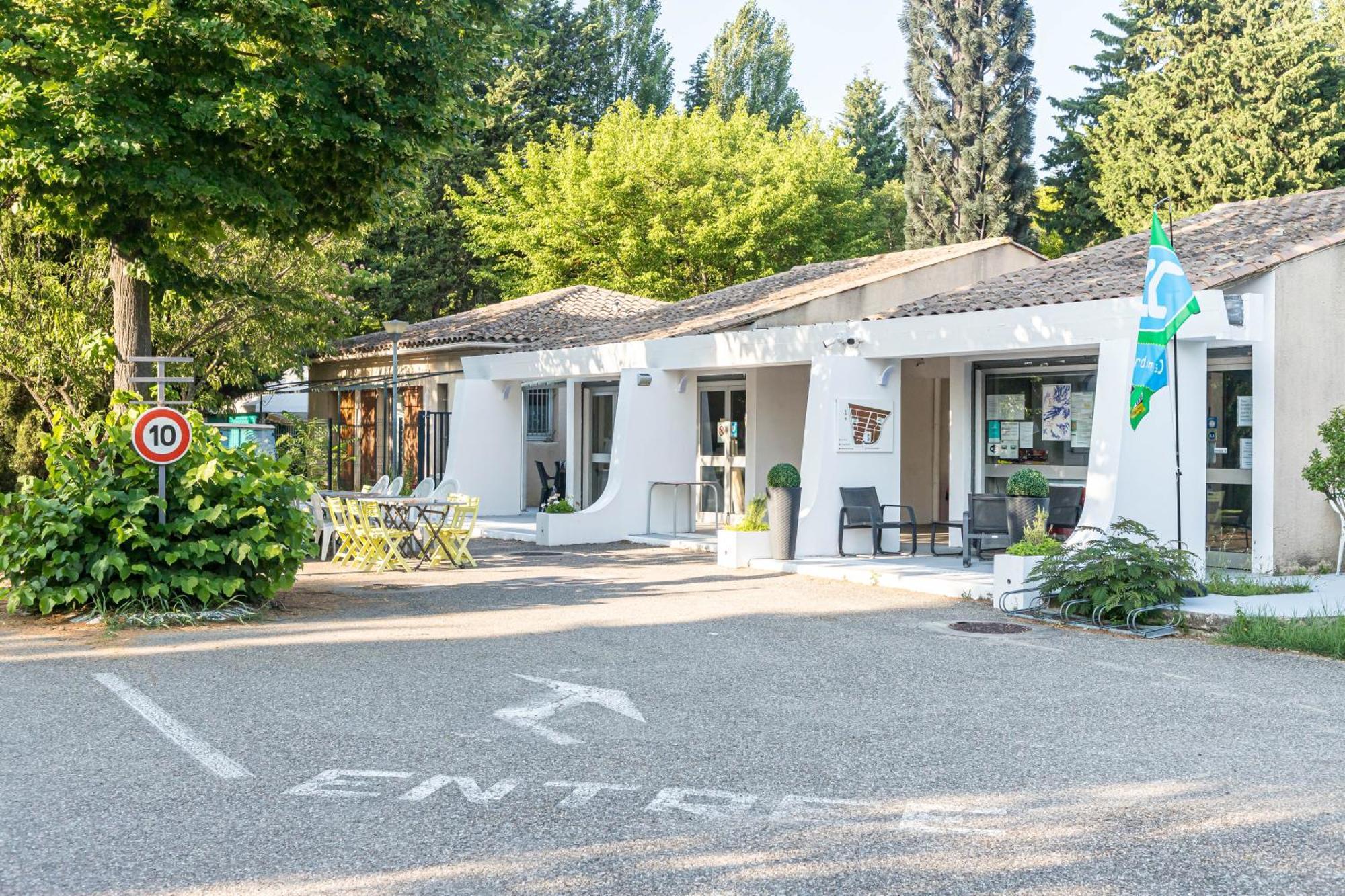Camping Les Avignon - La Laune Villeneuve-les-Avignon Exterior photo